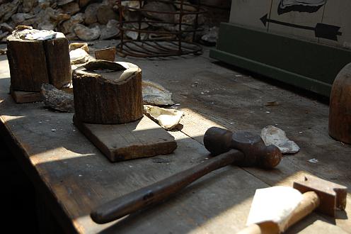 tools used to open oysters