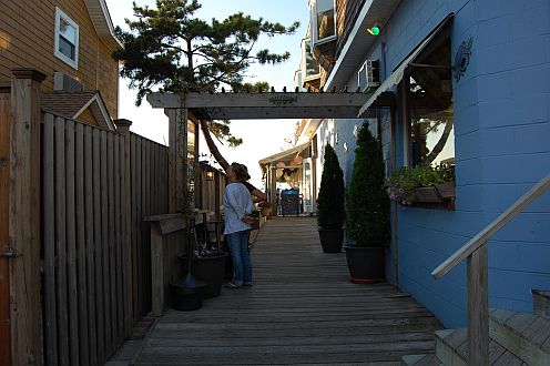 alley leading to restuarant