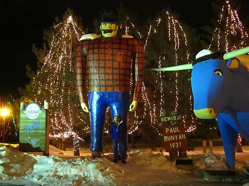 Large statue of Paul Bunyan and Babe.