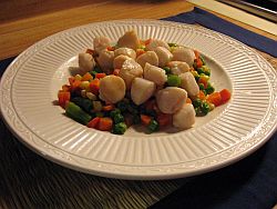 Scallops in a plate with vegetables